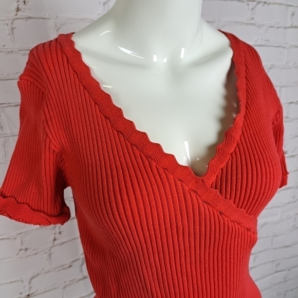 Molly bracken ribbed scalloped v-neck sweater in red - Picture 4 of 11